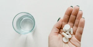 Representação do ciclo circadiano com produção de melatonina pela glândula pineal durante a noite